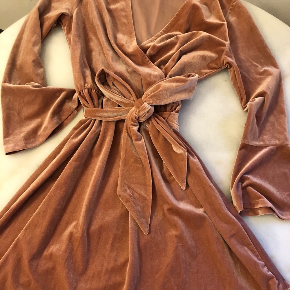 Divided by H&M Blush Velvet Dress Size 8 With Bow and Drop Sleeves